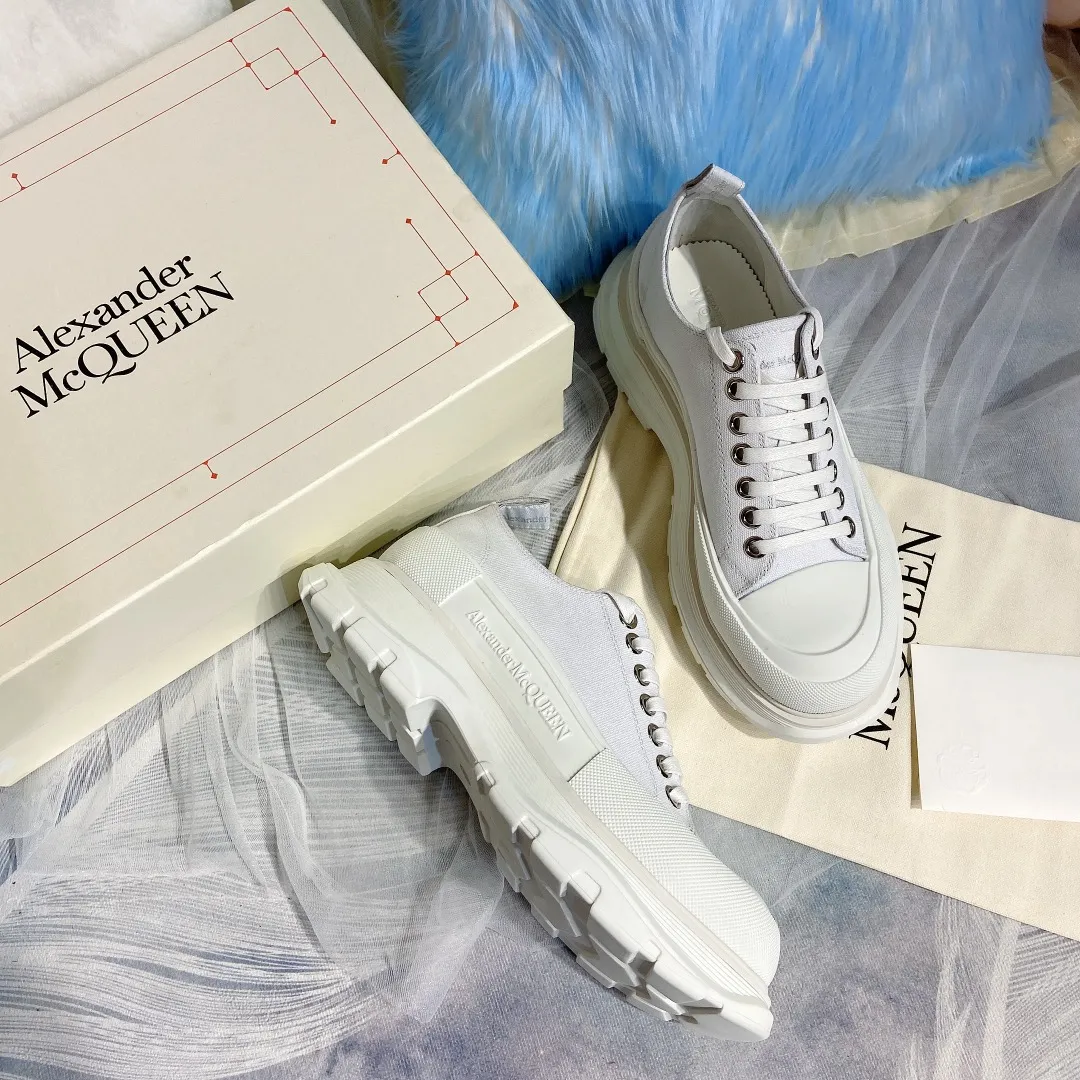 👟👟Ex-factory price👟👟Ex-factory price 480👟👟Mc Queen McQueen’s new couple shoes! 2020ss spring first release‼ ️‼ ️Young ladies who are fashion representatives must be in the forefront of fashion! The unique personality of the shoes adds full charm, and the shoes are super stylish. ⚠The uppers are made of customized original canvas. The color is warm and moist. 🔸The inner padding is made of imported goatskin. Full of flexibility! The round toe design allows the toes to be completely released🥰 Get rid of the original pressure of shoes! 🔸The outsole adopts the original molded vacuum outsole. The process of combining several layers of outsole is complicated. Super light and super comfortable! Super affordable ❤️ 🔸 🔸Size: 35-44 men’s and women’s sizes. The latest counter packaging low-top 👟👟 ex-factory price 👟👟 ex-factory price 500. High top 260. Men's size +10